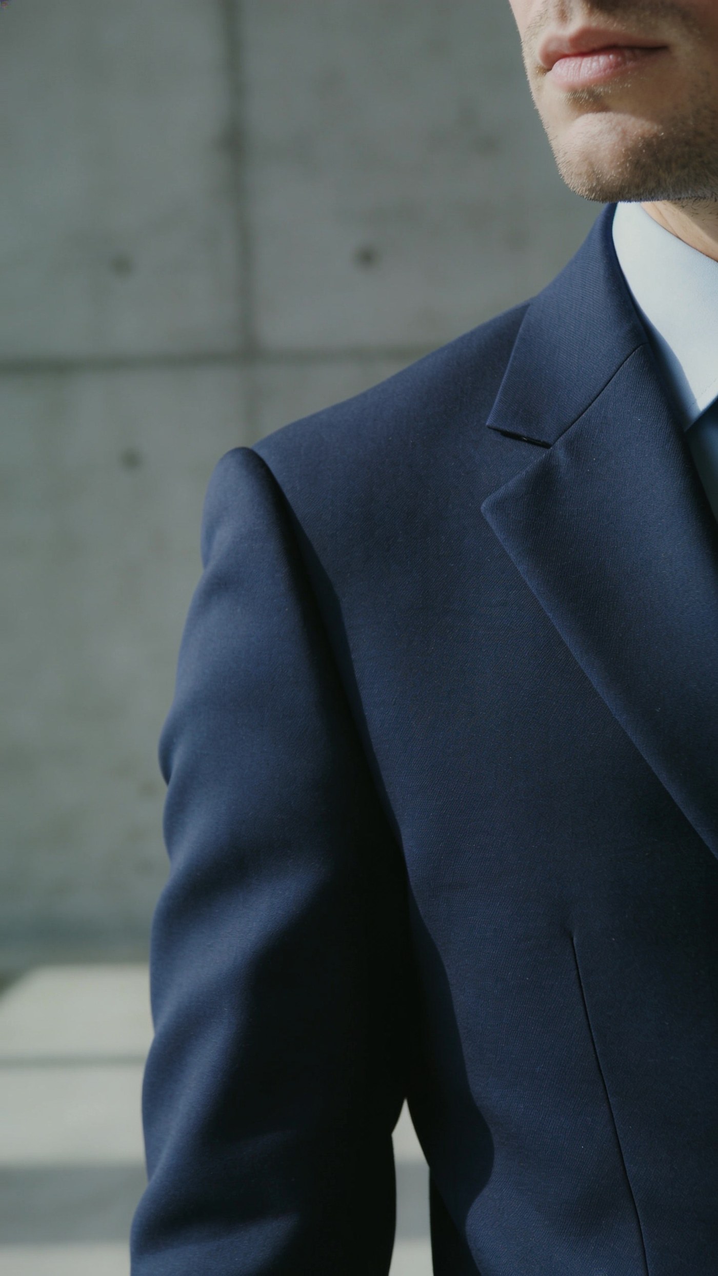 A soft unpadded jacket shoulder following the natural slope of the body